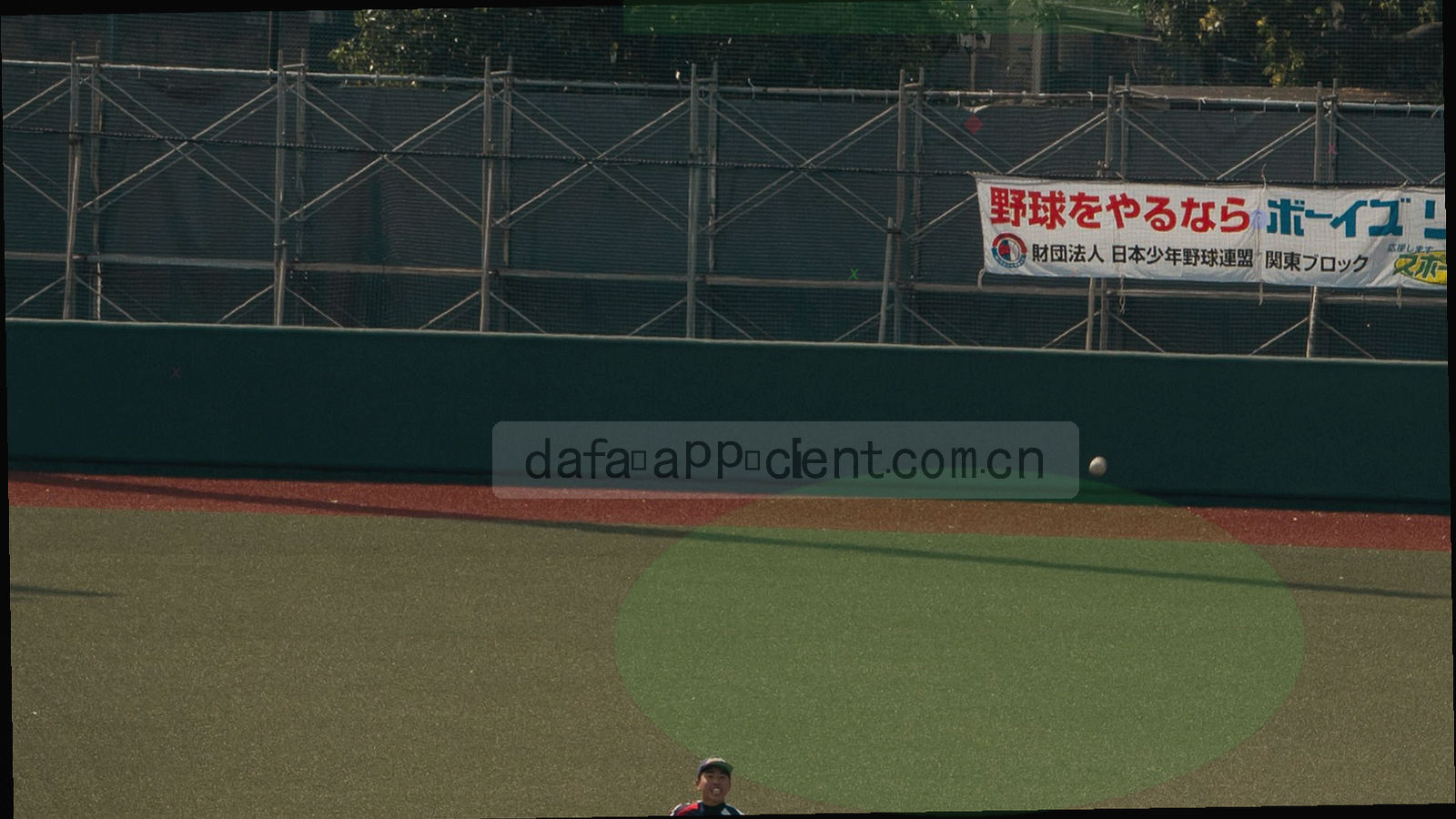 三台不同尺寸设备并排的俯视剪影，屏幕内容留空